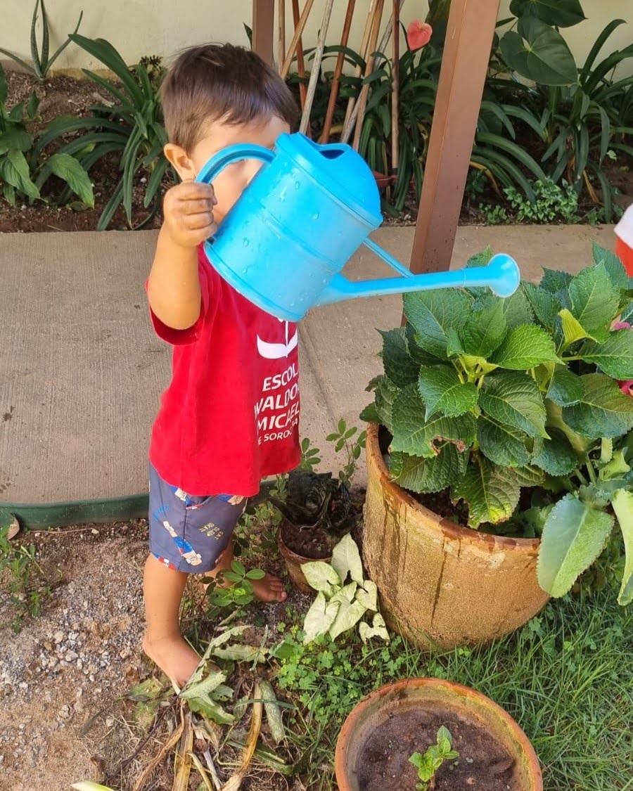 Criança em contato com a natureza