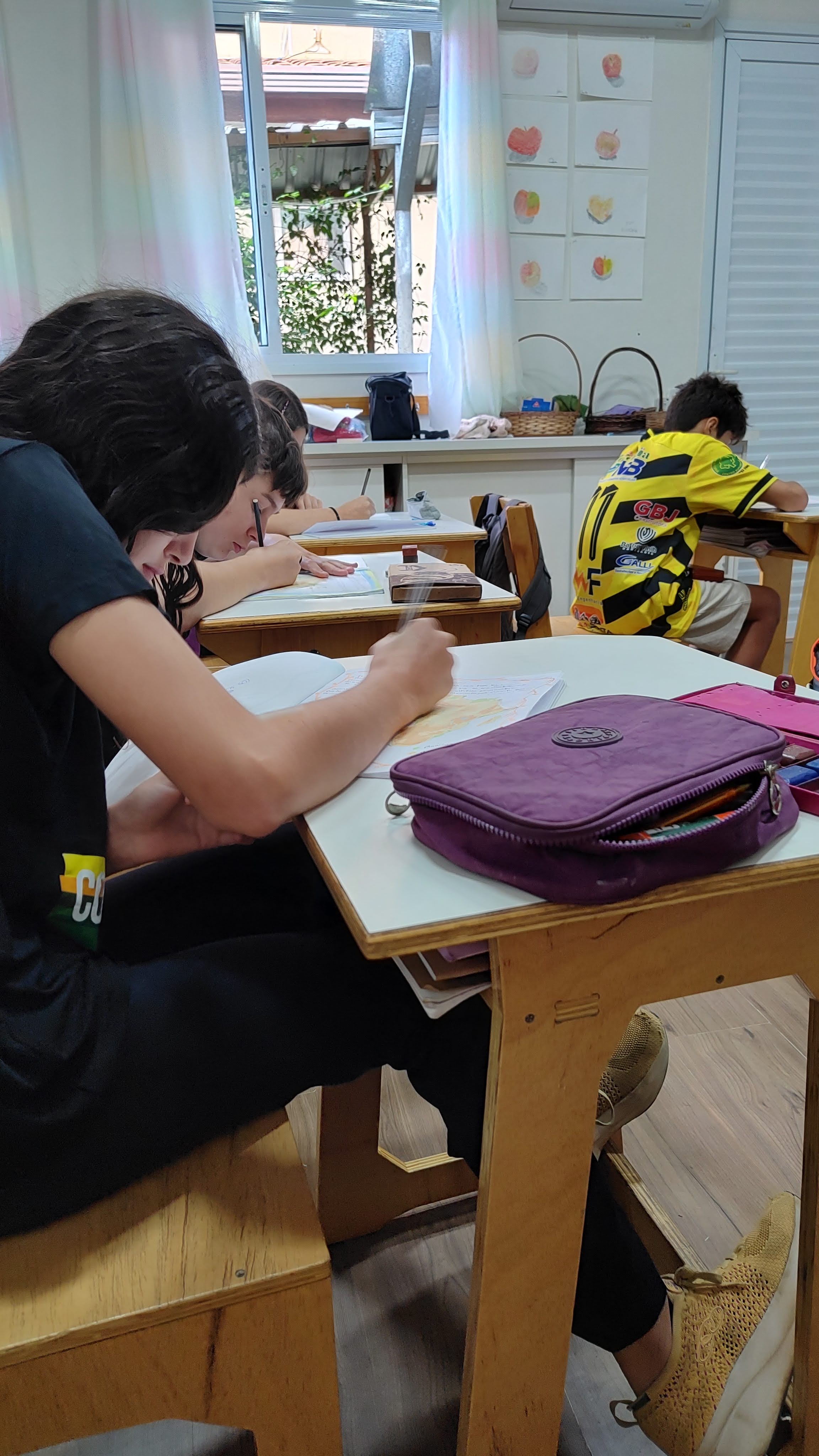 Professor de classe acompanhando os alunos no ensino fundamental
